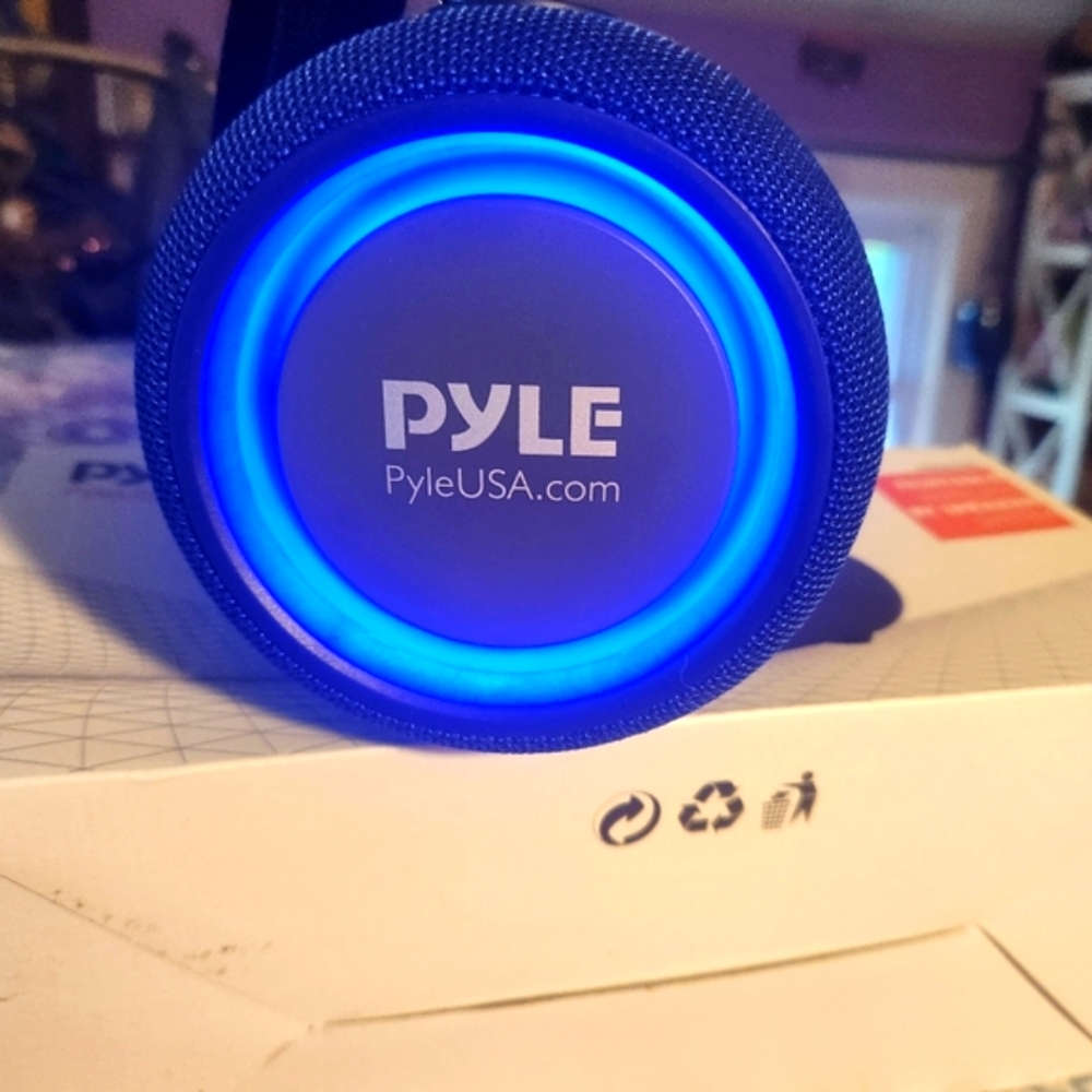 PYLE BLUETOOTH/FM RADIO/USB GN g Portable Speaker
